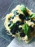 Spaghettis au pesto à la spiruline et aux amandes