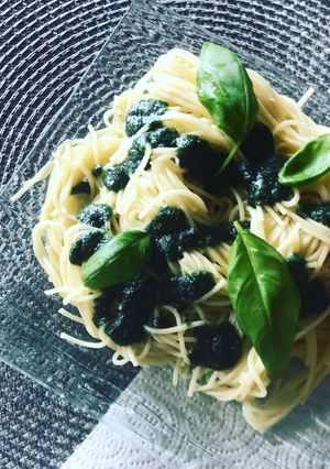 Une photo de Spaghettis au pesto à la spiruline et aux amandes