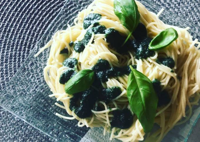 Spaghettis au pesto à la spiruline et aux amandes