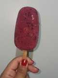 Polo de frutos rojos y plátano