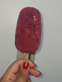 Una foto de Polo de frutos rojos y plátano