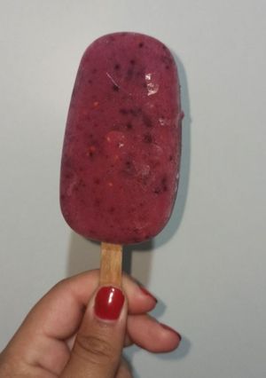 Una foto de Polo de frutos rojos y plátano