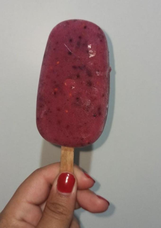 Una foto de Polo de frutos rojos y plátano