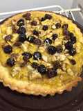 Tarta de mango con arándanos, pasas y frutos secos
