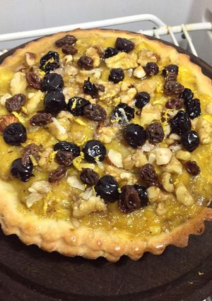 Una foto de Tarta de mango con arándanos, pasas y frutos secos