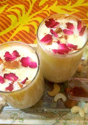 केसरिया ड्राई फ्रुट्स लस्सी रेसिपी मुख्य फोटो