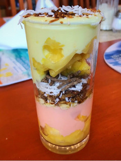 Una foto de Desayuno en vaso o frasco con anana, yogur, granola y más!