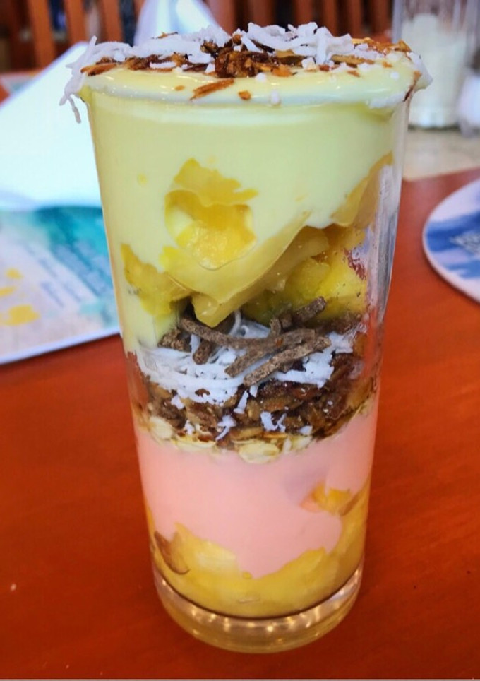 Una foto de Desayuno en vaso o frasco con anana, yogur, granola y más!