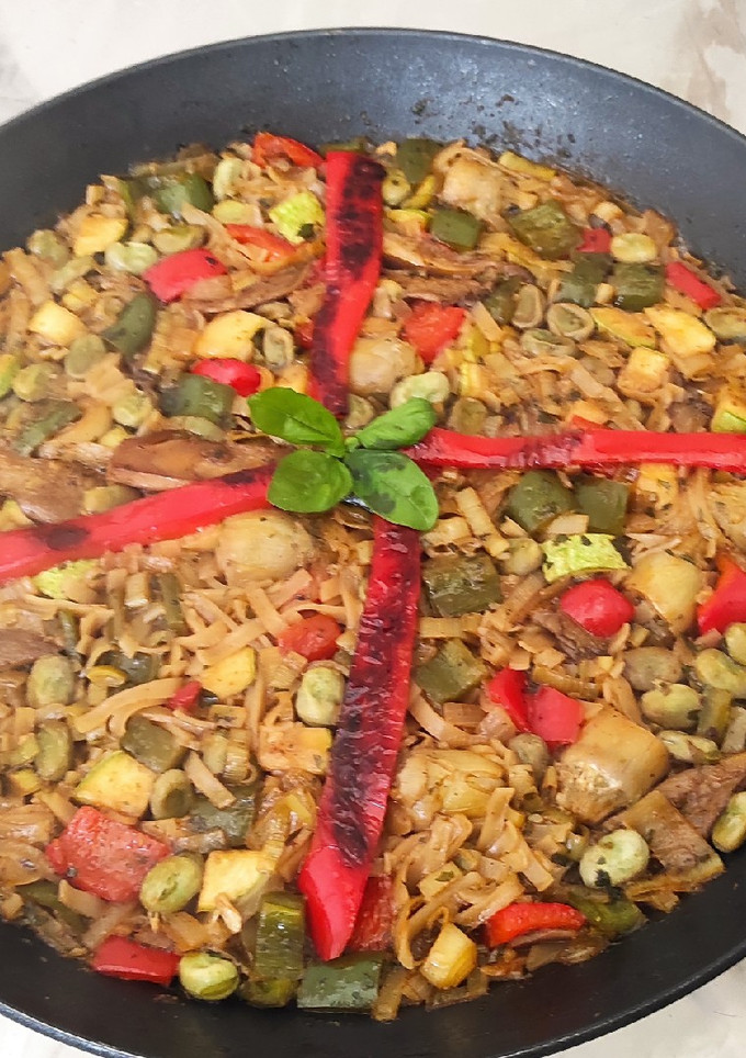 Una foto de Fideuá pad thai noodles vegana