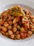 Ensalada de garbanzos y pollo con vinagreta de harissa