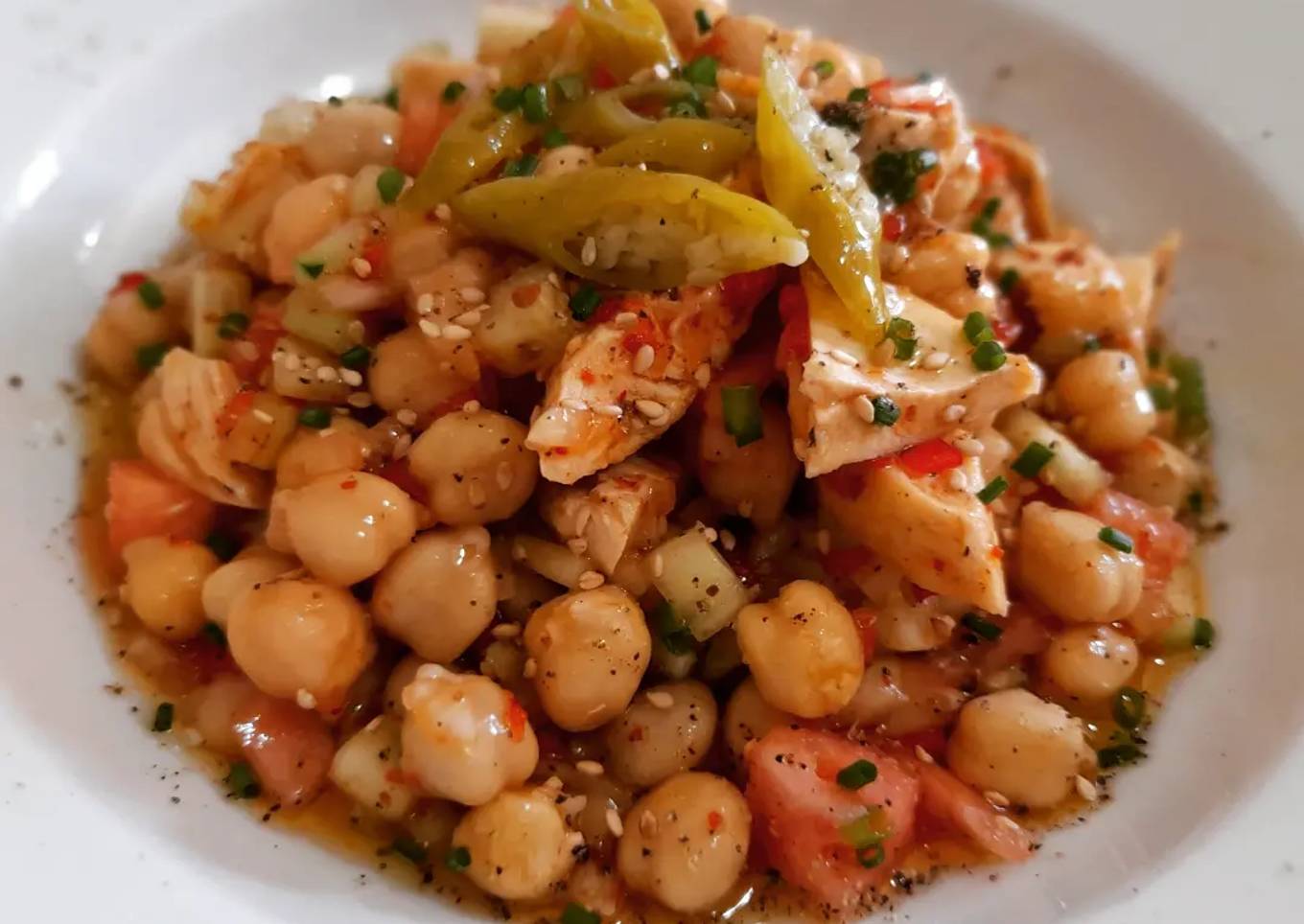 Ensalada de garbanzos y pollo con vinagreta de harissa