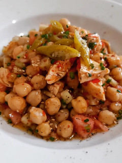 Una foto de Ensalada de garbanzos y pollo con vinagreta de harissa