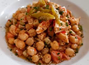 Una foto de Ensalada de garbanzos y pollo con vinagreta de harissa
