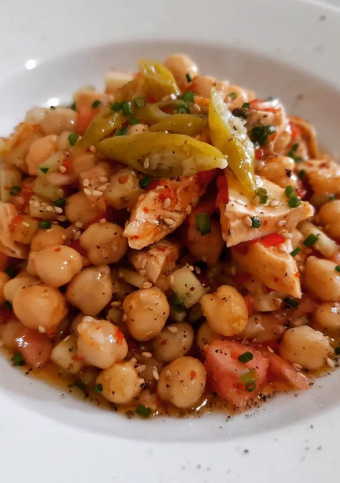 Una foto de Ensalada de garbanzos y pollo con vinagreta de harissa