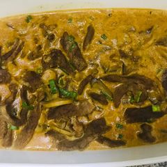 A picture of Beef stroganoff.