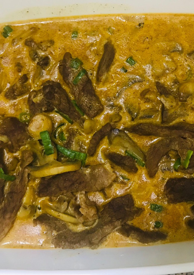 A picture of Beef stroganoff.