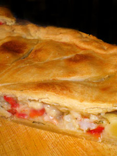 Una foto de Tarta salada con ragú de gambas y pimiento rojo