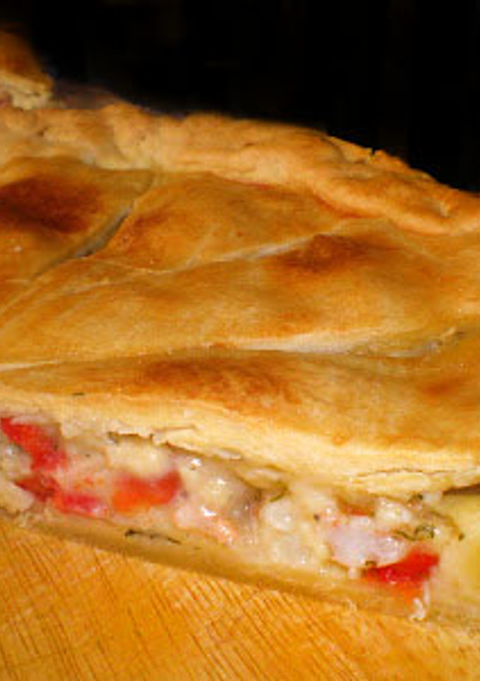 Una foto de Tarta salada con ragú de gambas y pimiento rojo