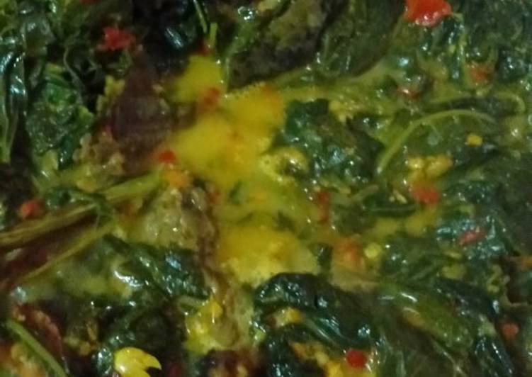 Gulai daging dan daun singkong