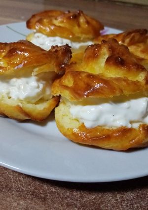 Gluténmentes pufi pogácsa-fokhagymás tejfölös sajtkrémmel recept fotója