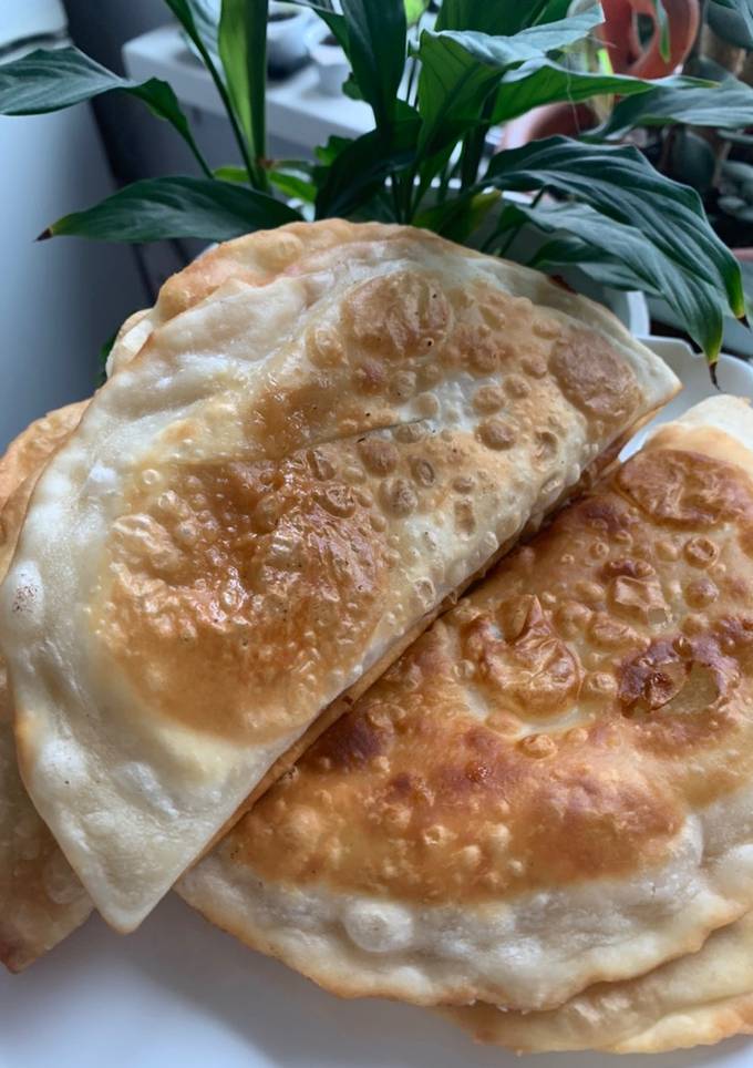 Чебуреки з м’ясом і сиром