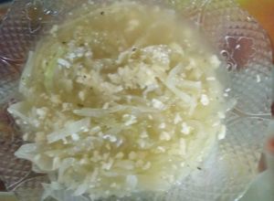 Una foto de Sopa de cebolla con col