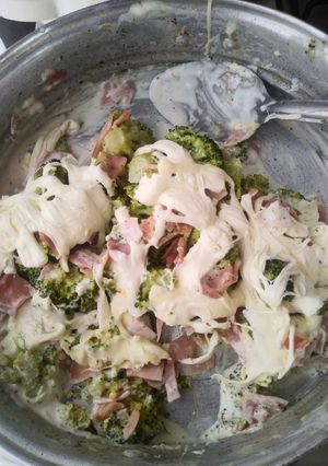 Una foto de Brócoli con queso y jamón
