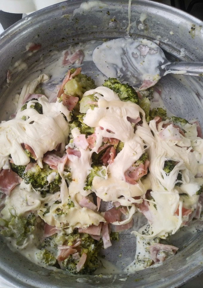 Una foto de Brócoli con queso y jamón