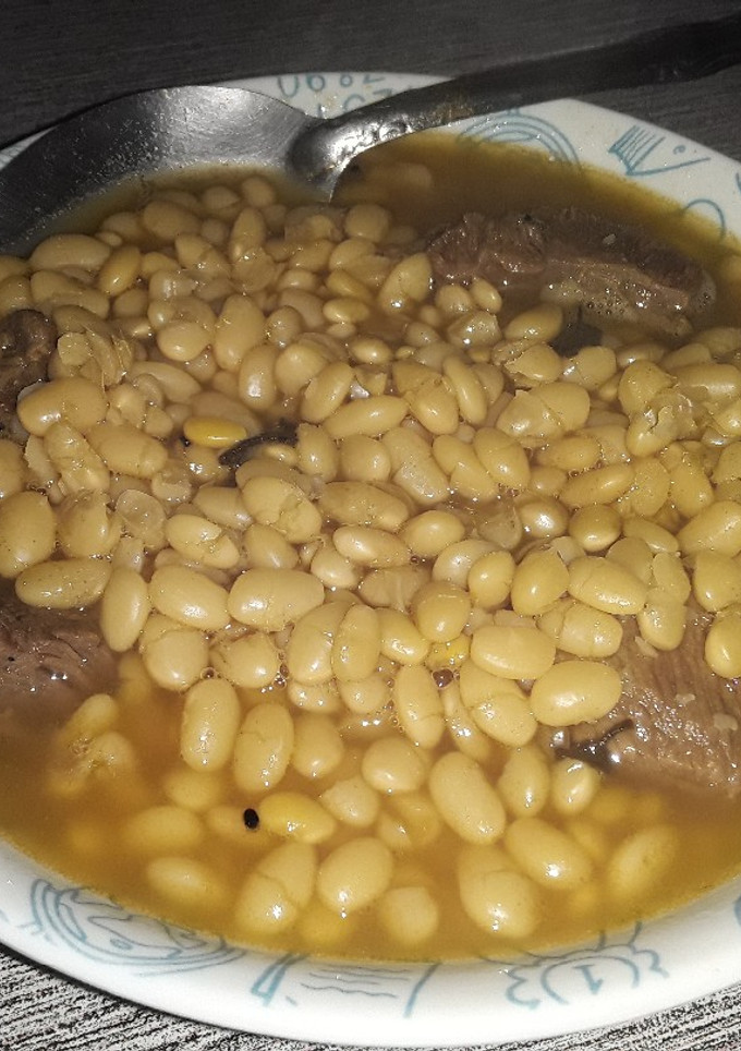 Una foto de Frijol blanco con carne de res....🇸🇻