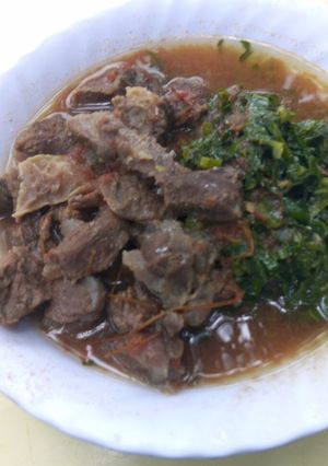 A picture of Stewed beef with greens.