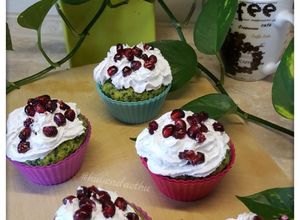 Hình của món Cupcake spinach dừa bào và hạt lựu #cleaneating.