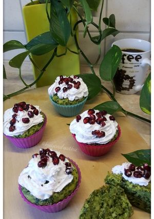 Hình của món Cupcake spinach dừa bào và hạt lựu #cleaneating.