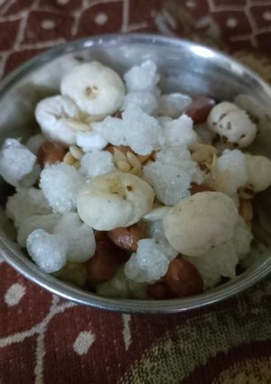 फलाहारी नमकीन (falahari namkeen recipe in Hindi) रेसिपी मुख्य फोटो