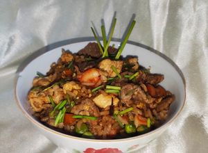 Una foto de Arroz yakimeshi mixto