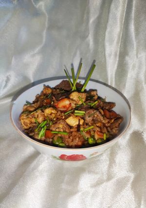 Una foto de Arroz yakimeshi mixto