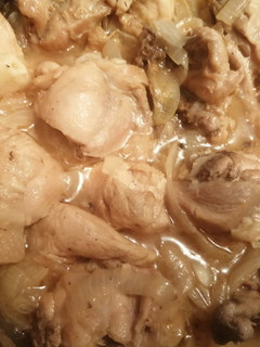 Una foto de Pollo en salsa fácil y rico 😋