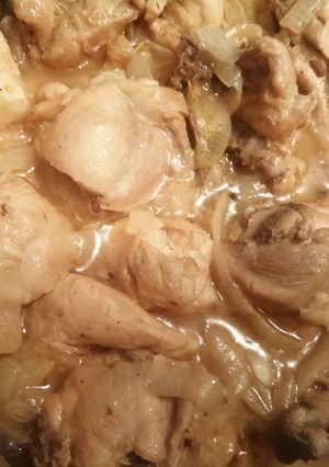 Una foto de Pollo en salsa fácil y rico 😋