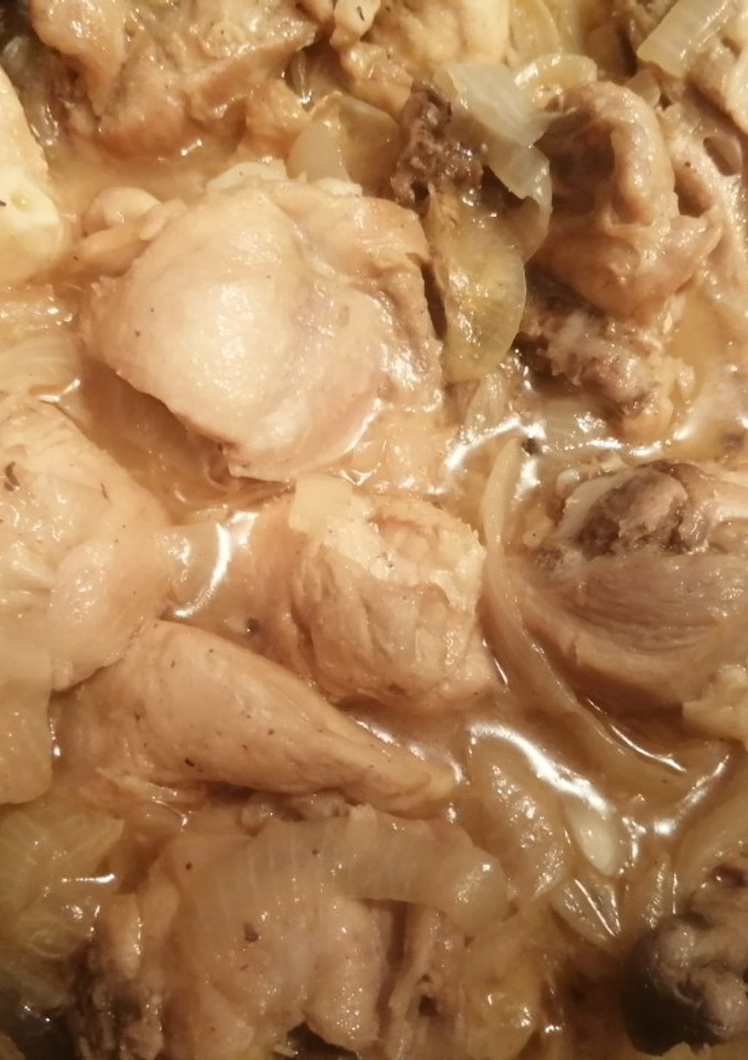 Una foto de Pollo en salsa fácil y rico 😋