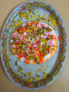 स्प्राउट हेल्दी पीझ्झा (sprout healthy pizza recipe in marathi) रेसिपी चे मुख्य फोटो