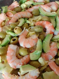 Una foto de Ensalada de arroz con gambas y aguacate