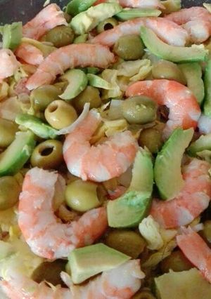 Una foto de Ensalada de arroz con gambas y aguacate