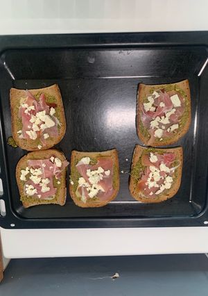 Une photo de Tartines au pesto jambon et feta