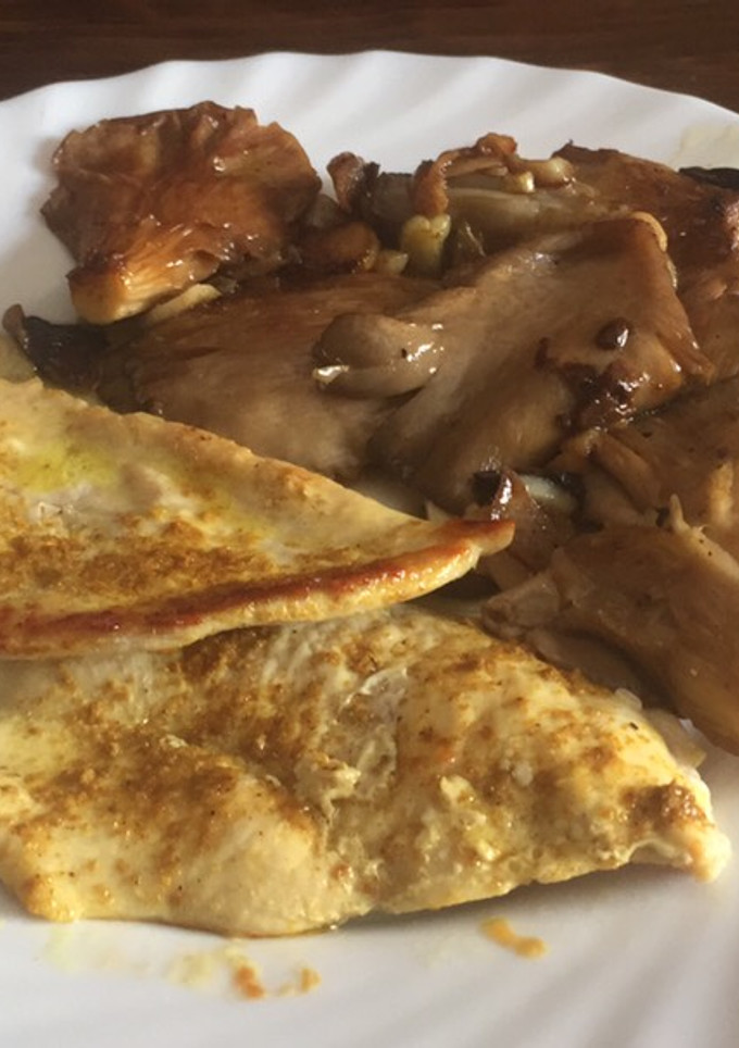 Una foto de Pechuga de pollo con setas al ajillo para dieta