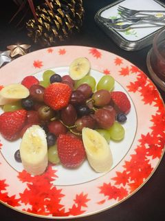 Una foto de Ohayo 🌞 Ensalada de Frutas 🍓🍇🍌Para el Desayuno !
