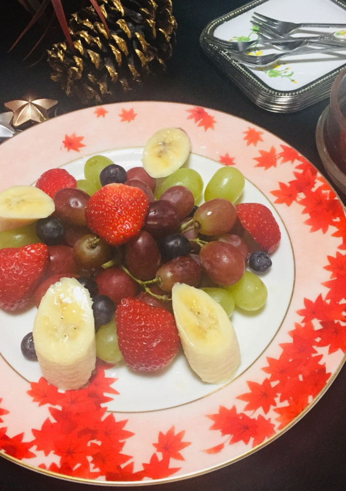 Una foto de Ohayo 🌞 Ensalada de Frutas 🍓🍇🍌Para el Desayuno !