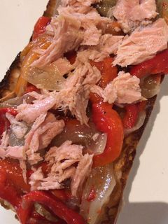 Una foto de Tostada de pan de cristal con escalivada y boníto en aceite