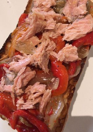Foto principal de Tostada de pan de cristal con escalivada y boníto en aceite