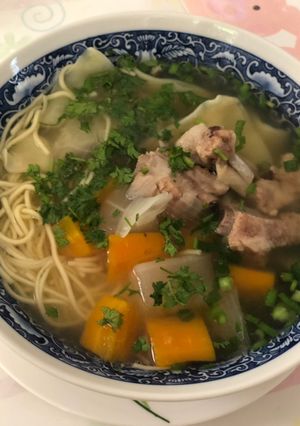 Hình của món Mì hoành thánh, sườn cấp đông.
