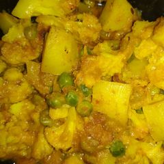 A picture of Aaloo gobhi curry.