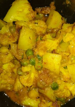 A picture of Aaloo gobhi curry.